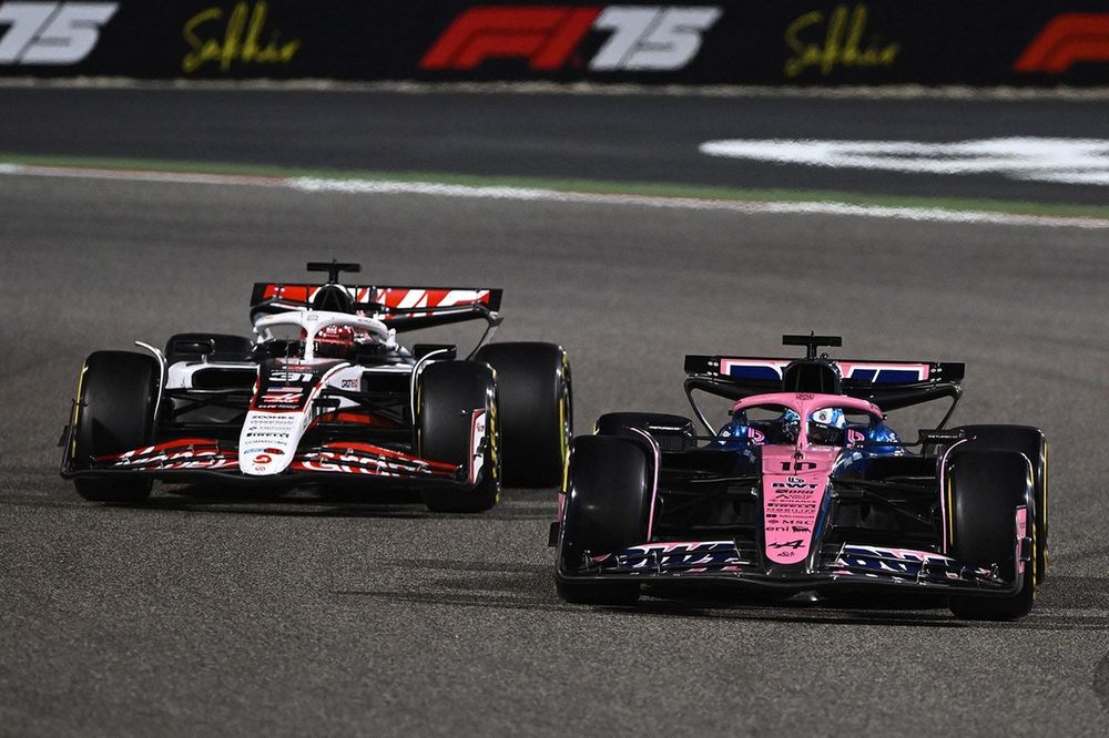 Pierre Gasly, Alpine F1 A525 leads Esteban Ocon, Haas F1 VF-25 