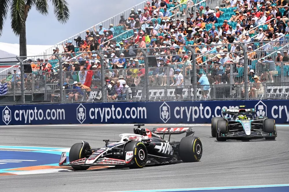Kevin Magnussen, Haas VF-24, Lewis Hamilton, Mercedes F1 W15