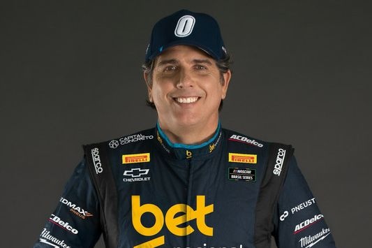 Cacá Bueno segue na NASCAR Brasil e renova com a Team RC para 2026