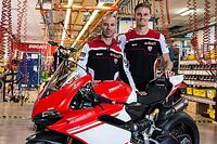 Chaz Davies y Marco Melandri visitan la fábrica Ducati