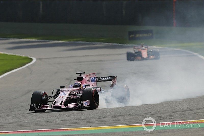 Sergio P&eacute;rez, Sahara Force India F1 VJM10, con un pinchazo y Stoffel Vandoorne, McLaren MCL32
