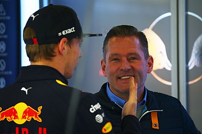 Após punição, Jos Verstappen acusa FIA de ajudar Ferrari