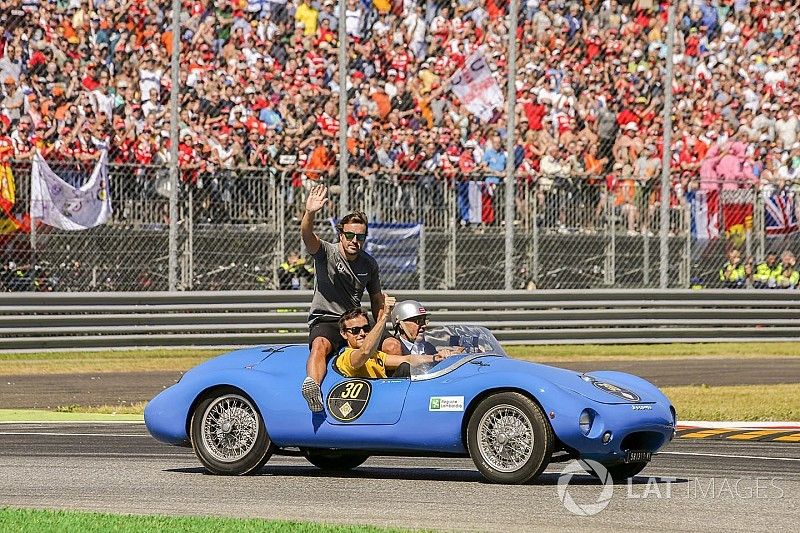Fernando Alonso, McLaren, joins Jolyon Palmer, Renault Sport F1 Team, en el desfile