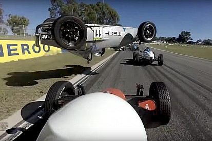 Video: Formula-Vee-Fahrerin überlebt bösen Unfall unverletzt