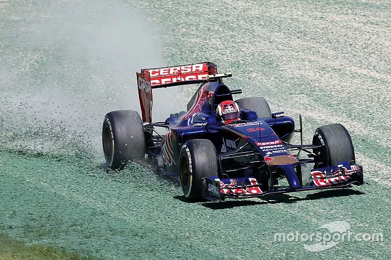Daniil Kvyat, Toro Rosso STR9, takes to the gravel