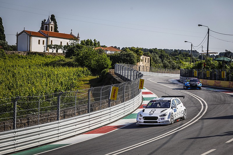 Michelisz a dobogón a második vasárnapi futamon, Björk pedig simán nyert
