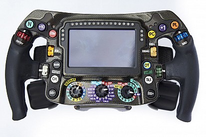 25 gomb és kapcsoló a Mercedes F1-kormányán, ami 80 óra alatt készül el