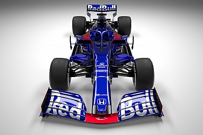 Toro Rosso STR14: il fondo ha una rotaia rialzata, il retrotreno è tutto Red Bull!