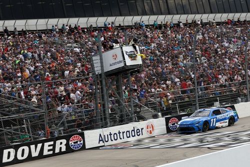 NASCAR: Hamlin supera Briscoe pela vit&oacute;ria em Dover ap&oacute;s duas prorroga&ccedil;&otilde;es