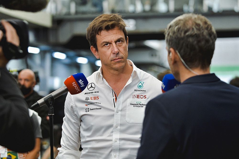 Toto Wolff, director del equipo y consejero delegado de Mercedes AMG, habla con los medios de comunicación