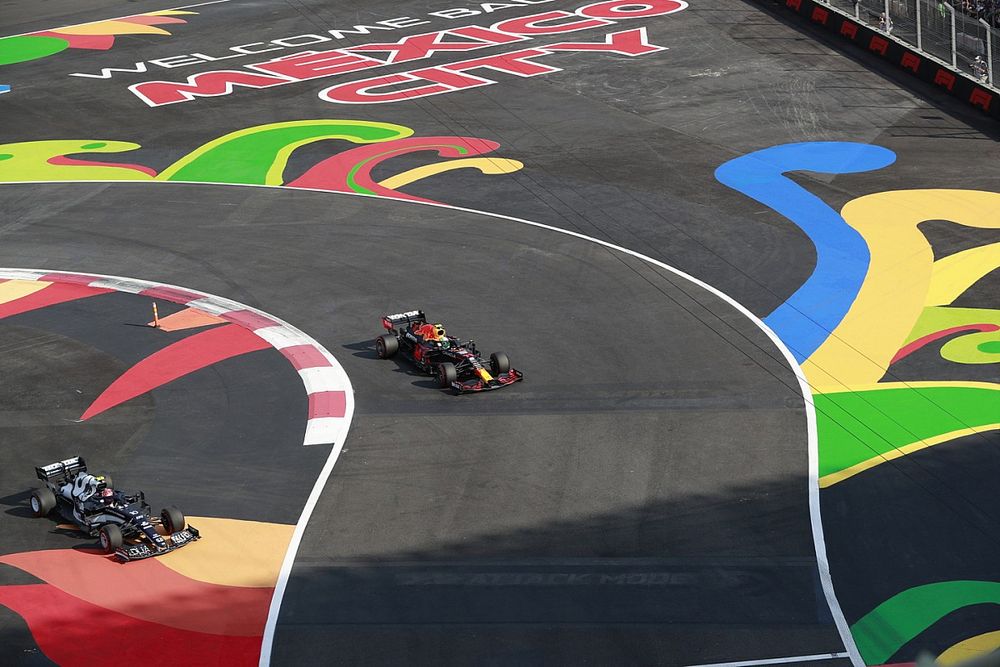 Pierre Gasly, AlphaTauri AT02, se reincorpora por delante de Sergio Pérez, Red Bull Racing RB16B