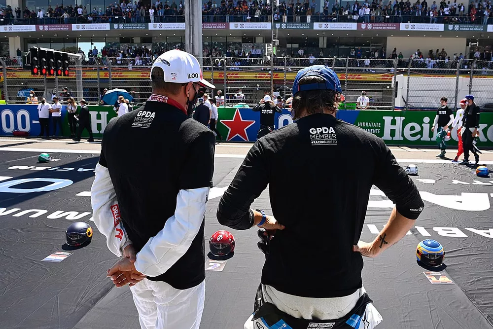 Kimi Raikkonen, Alfa Romeo Racing, y Fernando Alonso, Alpine F1  