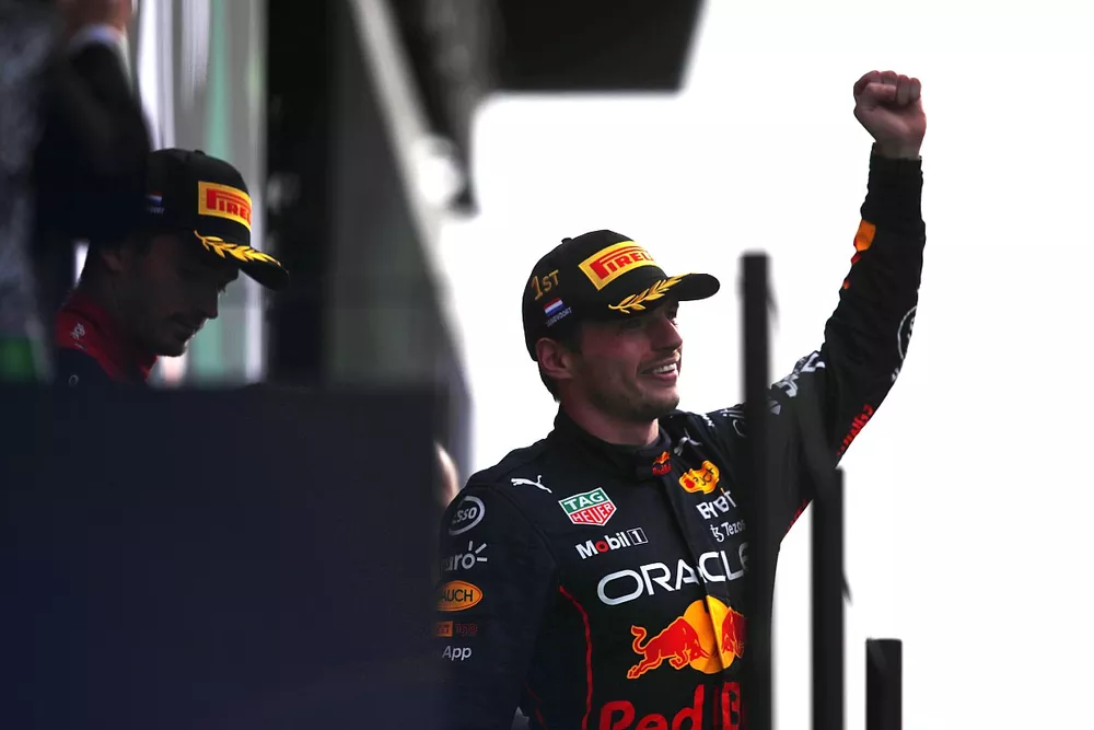 Le vainqueur Max Verstappen, Red Bull Racing, f&ecirc;te sur le podium