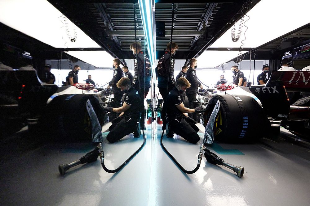 Mecánicos de Mercedes en el box