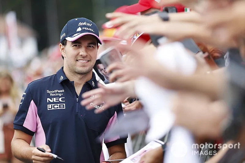 Sergio Perez, Racing Point, firma aut&oacute;grafos para los aficionados