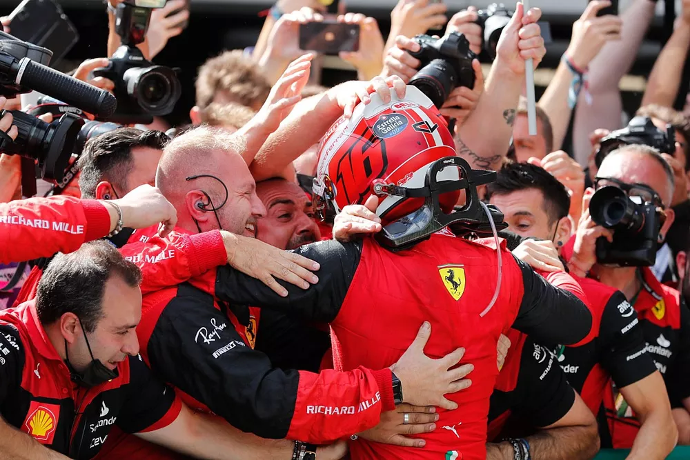 Le vainqueur Charles Leclerc, Ferrari, f&ecirc;te avec son &eacute;quipe dans le parc ferm&eacute;