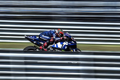 Viñales: "Es el fin de semana que más cerca estamos de los de arriba"