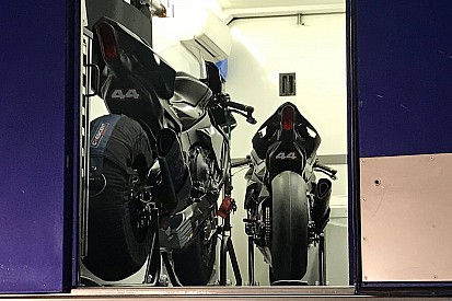 Hamilton ongedeerd bij lichte crash op Superbike
