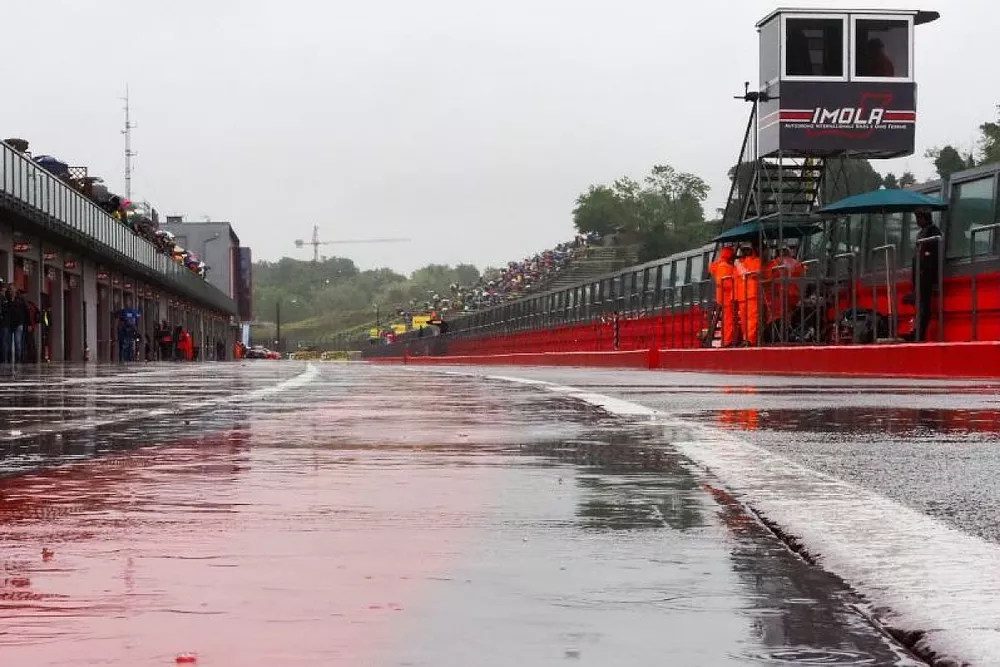 Lluvia en el  paddock