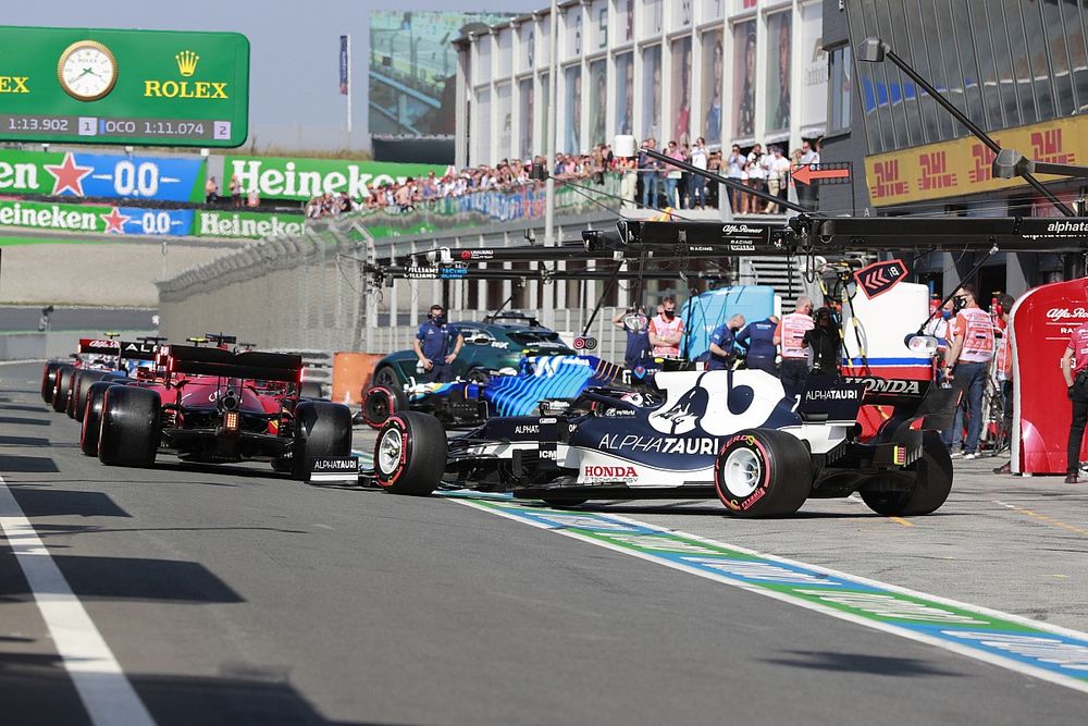 Pierre Gasly, AlphaTauri AT02, en pit lane