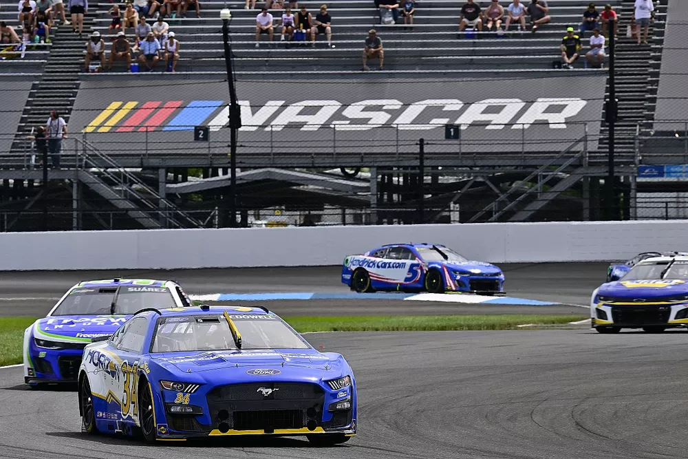 Michael McDowell, Front Row Motorsports, Horizon Hobby Ford Mustang and Kyle Larson, Hendrick Motorsports, HendrickCars.com Chevrolet Camaro