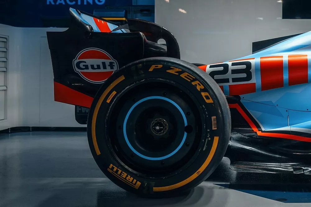 La Williams FW45 avec sa livr&eacute;e sp&eacute;ciale Gulf