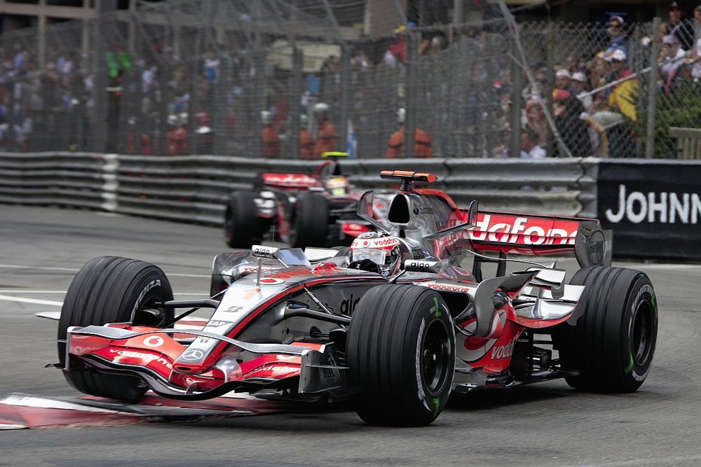 Fernando Alonso, McLaren MP4-22 Mercedes aventaja a Lewis Hamilton, McLaren MP4-22 Mercedes.