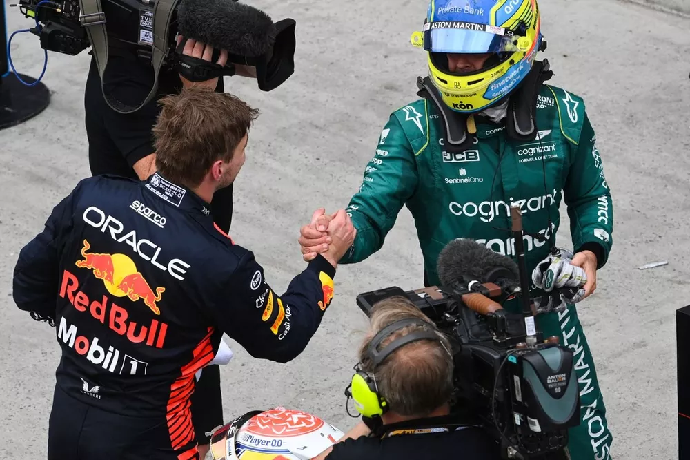 Max Verstappen, Red Bull Racing, 1&ordf; posici&oacute;n, Fernando Alonso, Aston Martin F1 Team, 2&ordf; posici&oacute;n, se felicitan mutuamente en Parc Ferme