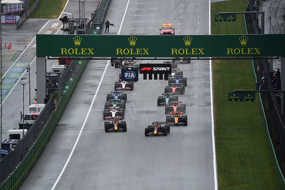 Max Verstappen, Red Bull Racing RB19, Sergio Perez, Red Bull Racing RB19, lead the field away for the Sprint