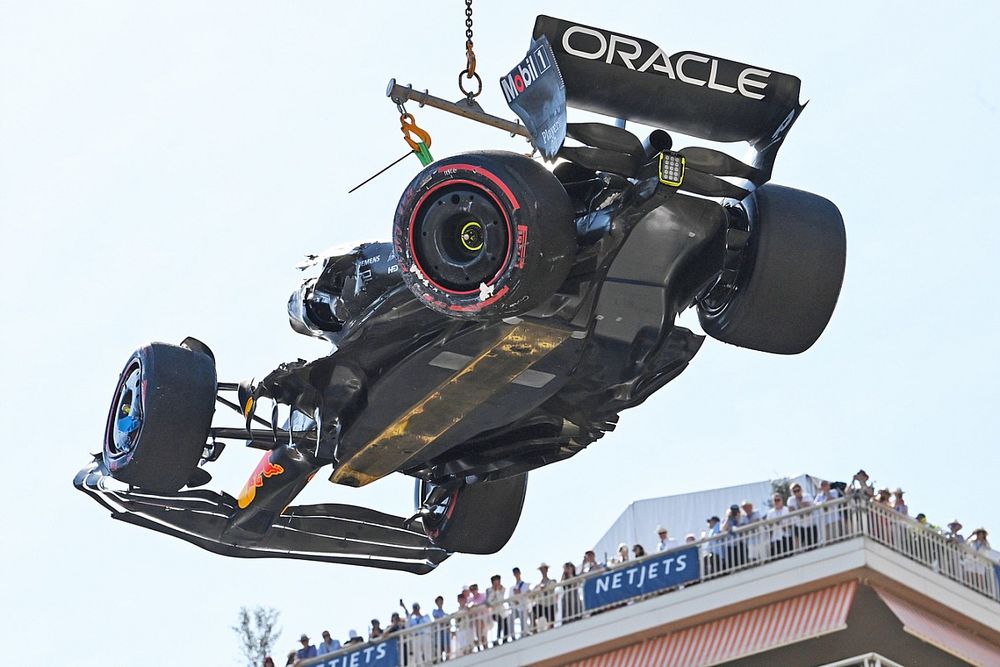 Marshals remove the car of Sergio Perez, Red Bull Racing RB19, from the circuit after a crash in Q1