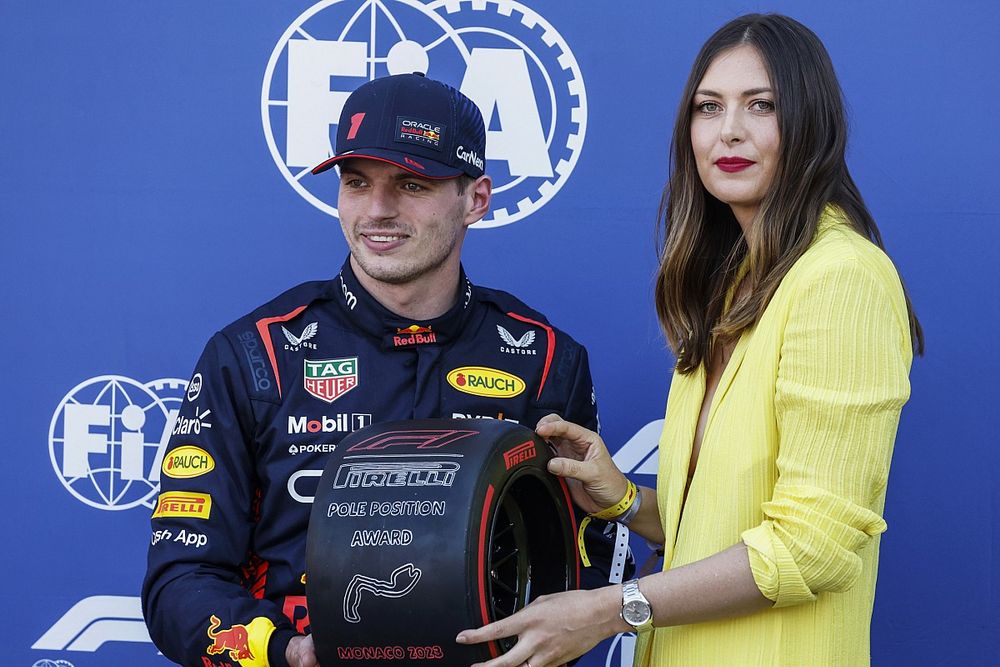 Former Tennis player Maria Sharapova presents the Pirelli Pole Position Award to Max Verstappen, Red Bull Racing