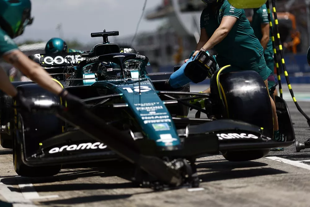 Lance Stroll, Aston Martin AMR23, fait un arr&ecirc;t au stand