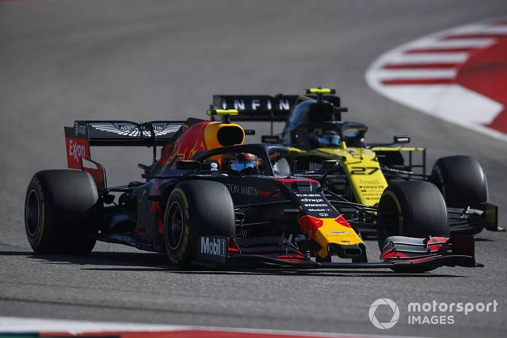 Alex Albon, Red Bull Racing RB15, al frente de Nico Hulkenberg, Renault F1 Team R.S. 19