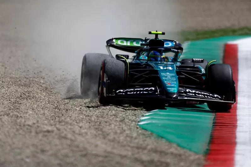 Fernando Alonso, Aston Martin AMR24 nella ghiaia