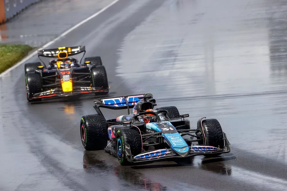 Esteban Ocon, Alpine A524, Sergio Perez, Red Bull Racing RB20