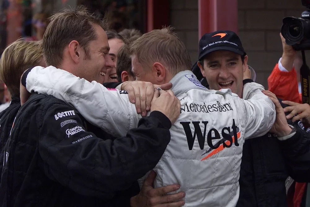 Mika Hakkinen celebra con su equipo su victoria en el GP de B&eacute;lgica de F1 2000
