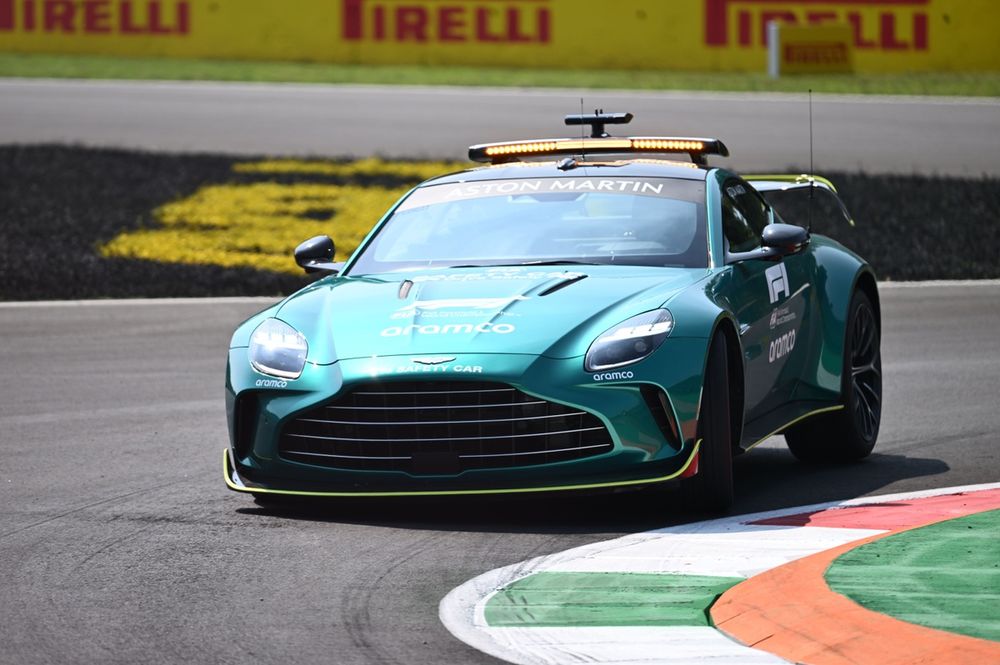De Aston Martin Vantage Safety Car op de baan