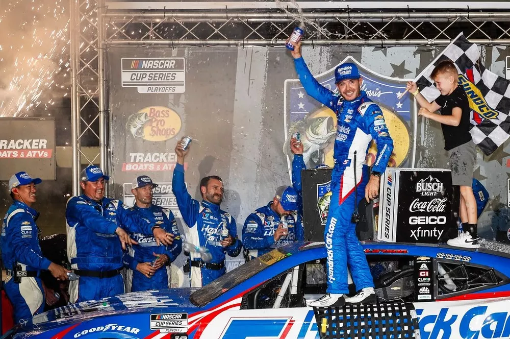 Race winner Kyle Larson, Hendrick Motorsports, HendrickCars.com Chevrolet Camaro