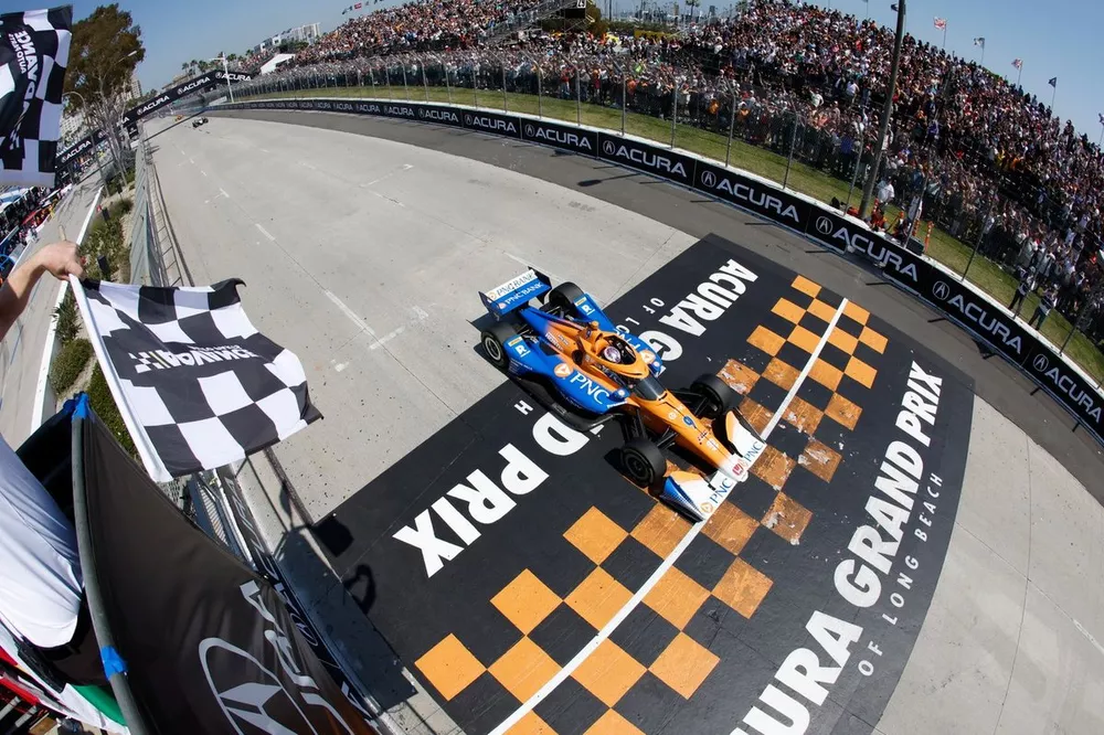 Scott Dixon, Chip Ganassi Racing Honda toma la bandera a cuadros