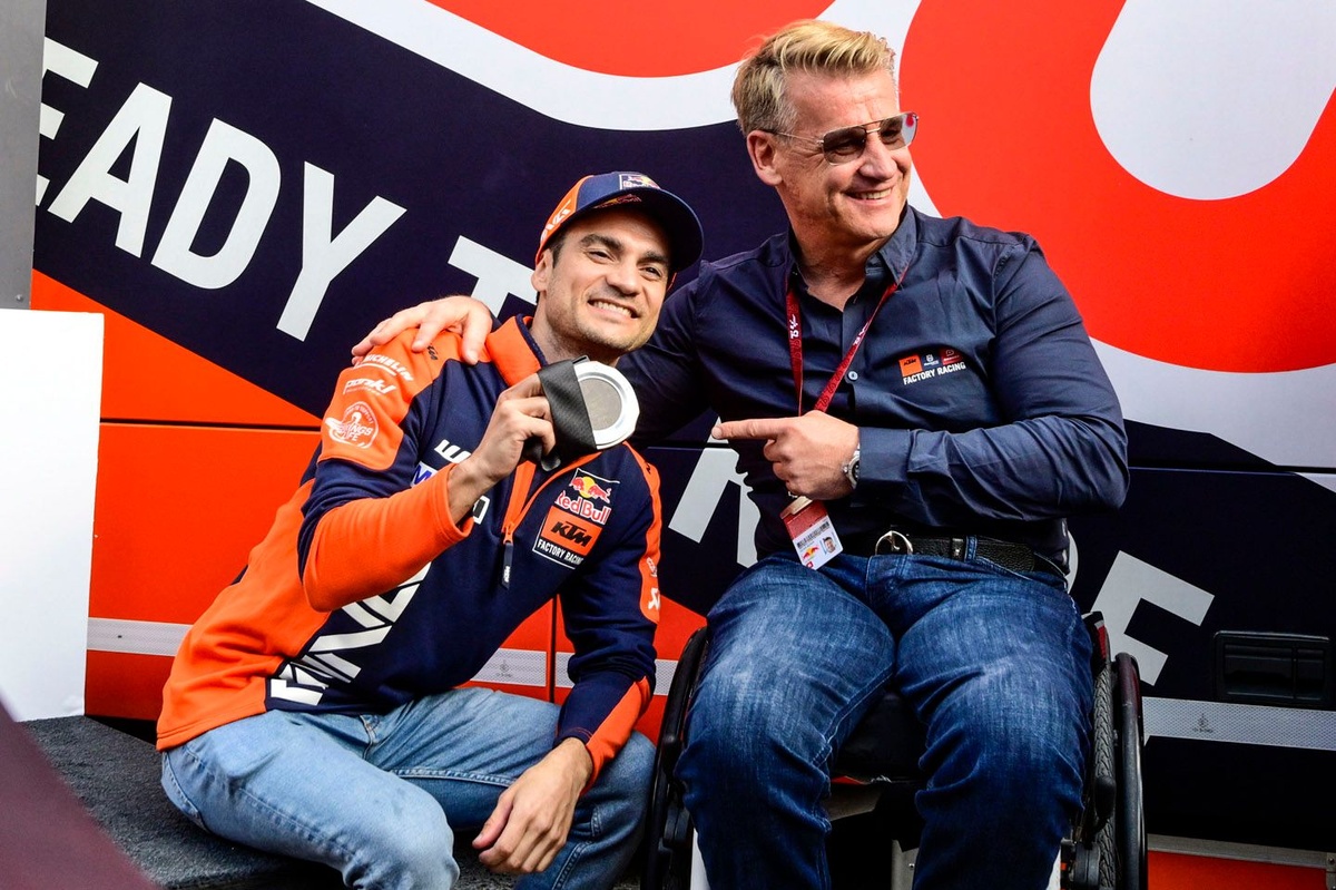 https://cdn-9.motorsport.com/images/amp/YW7oekyY/s6/dani-pedrosa-pit-beirer-direct.jpg
