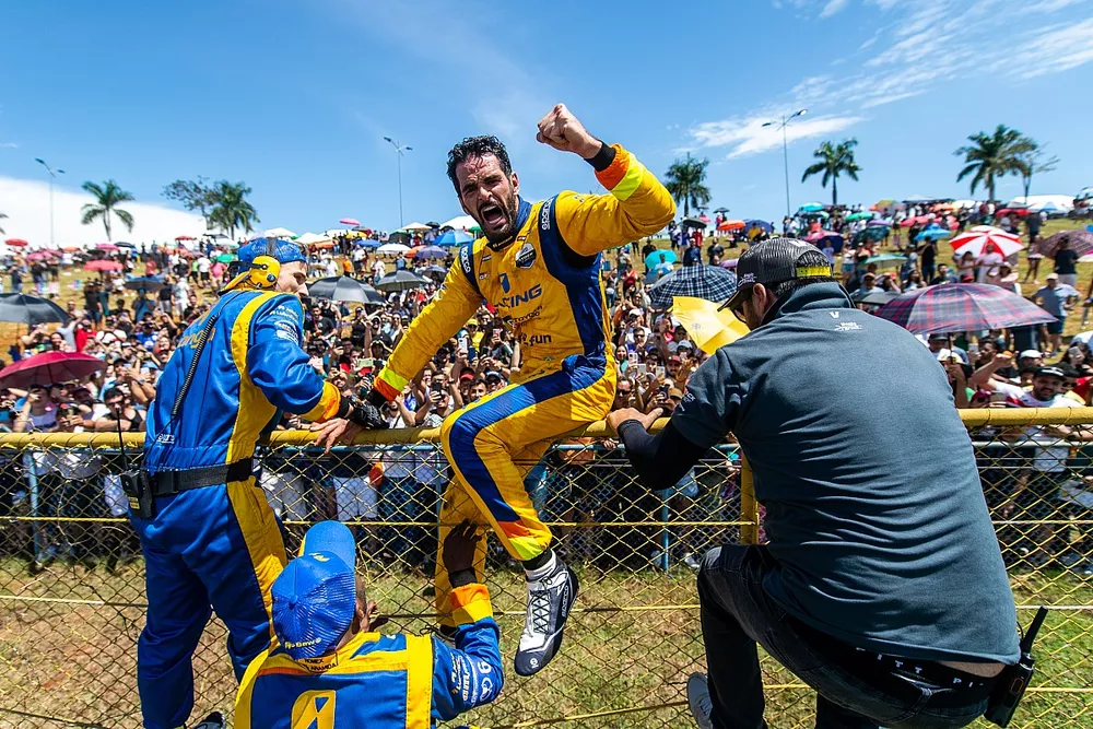 Thiago Camilo comemora vit&oacute;ria hist&oacute;rica em Goi&acirc;nia