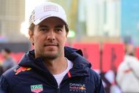 Checo Pérez presente en la foto final anual de Red Bull 2024 en Milton Keynes