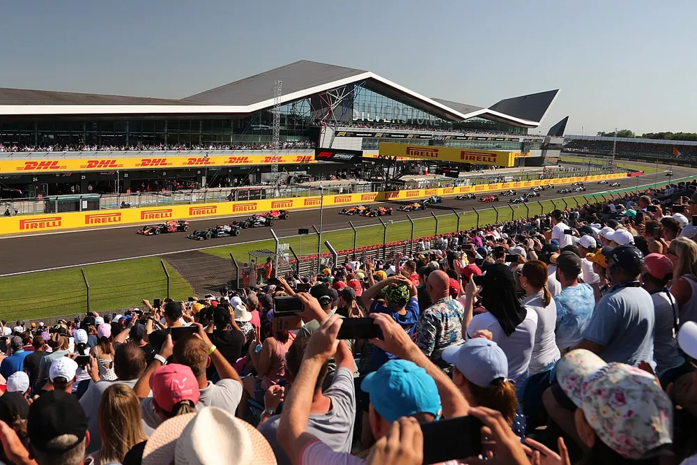 Max Verstappen, Red Bull Racing RB16B, Lewis Hamilton, Mercedes W12, Valtteri Bottas, Mercedes W12, Charles Leclerc, Ferrari SF21, et le reste du peloton au d&eacute;part