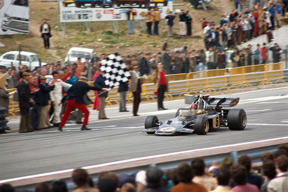 Emerson Fittipaldi, Lotus 72D Ford, celebra la victoria mientras toma la bandera a cuadros