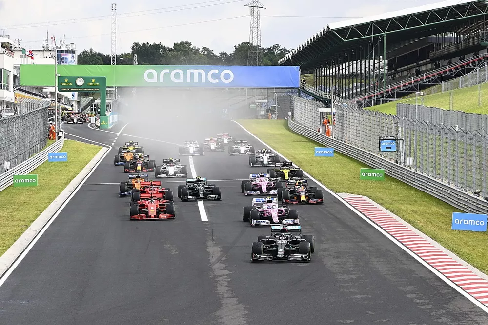 Lewis Hamilton, Mercedes F1 W11,  Lance Stroll, Racing Point RP20 y Sebastian Vettel, Ferrari SF1000 al inicio de la carrera