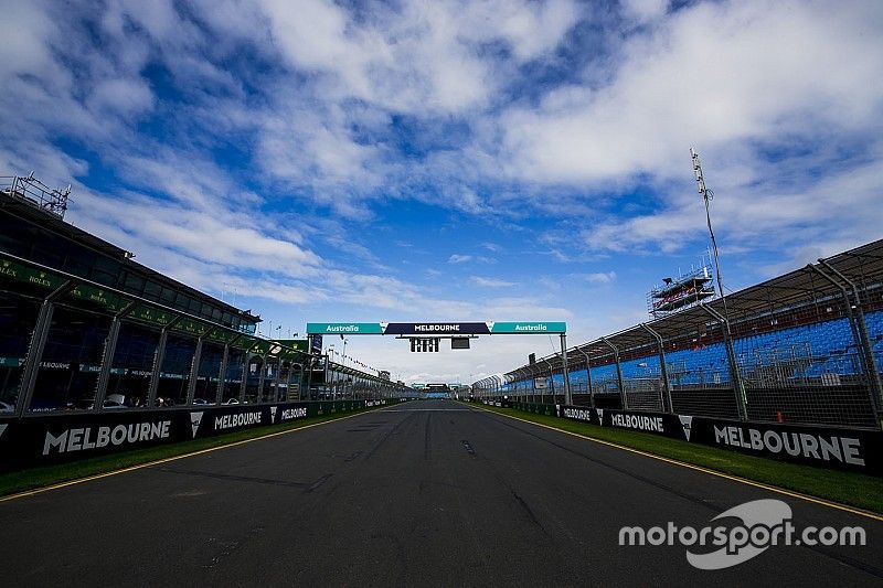 Señalización de Melbourne por el recta de pits y sobre el pórtico ligero de inicio