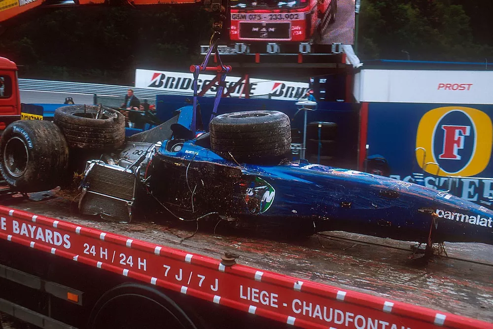 La voiture de Luciano Burti, Prost AP04, apr&egrave;s son accident