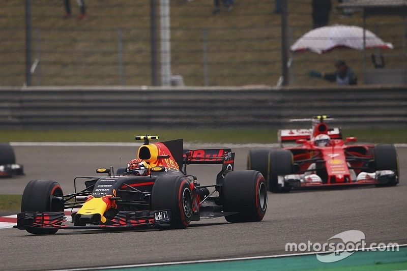 Max Verstappen, Red Bull Racing RB13, leads Kimi Raikkonen, Ferrari SF70H and Sebastian Vettel, Ferrari SF70H