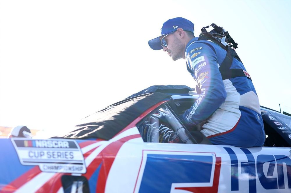 Kyle Larson earns Clash pole as 20 cars lock into Bowman Gray feature