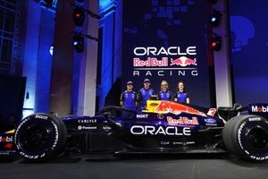 新しくもレトロな雰囲気&hellip;&hellip;レッドブル・フォードの新カラーリングに、フェルスタッペン感銘。メキーズ代表「チームの黎明期へ、敬意を込めた」